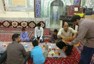 پهن شدن سفره افطاری اطعام روزه داران در مسجد صاحب الزمان میرجاوه