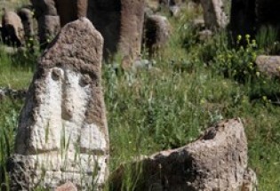 لبخند سنگی به مرگ تدریجی پیرازمیان/میراث ۷ هزار ساله نابود می‌شود