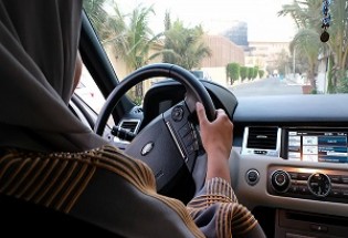 حمله وحشیانه مردان سعودی به زنان راننده +فیلم