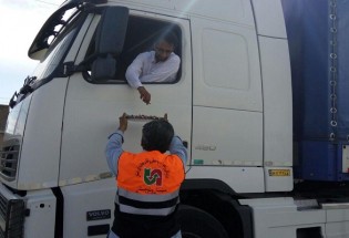 تبریک هفته حمل و نقل به رانندگان ترانزیت در پایانه مرزی میرجاوه+تصاویر