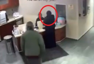 حمله مردی ناشناس به دختر محجبه در بیمارستان +فیلم