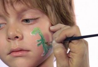 هشدار به والدین؛ روی صورت کودکان نقاشی نکشید!