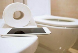آلودگی تلفن همراه ۷ برابر بیشتر از صندلی توالت فرنگی است!