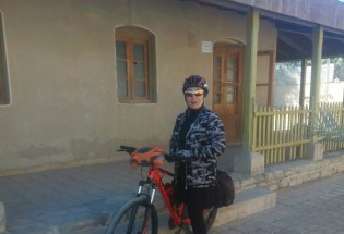 بازدیدبانوی دوچرخه سوار کرجی از آثار تاریخی شهرستان میرجاوه