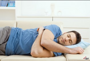چرا به پهلو خوابیدن برای پوست شما خطرناک است؟